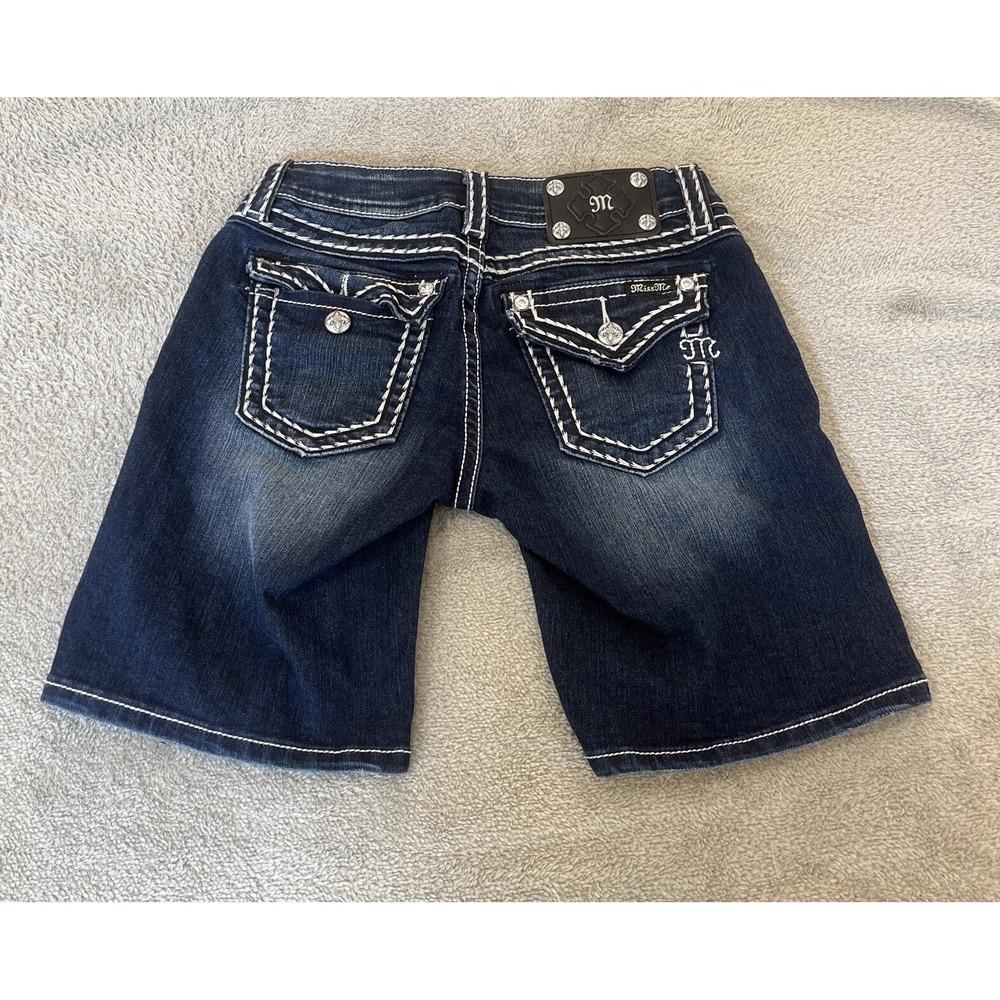 Miss Me Jeans Mid Shorts 26 Signature 8 in Dark Wash Studs‎